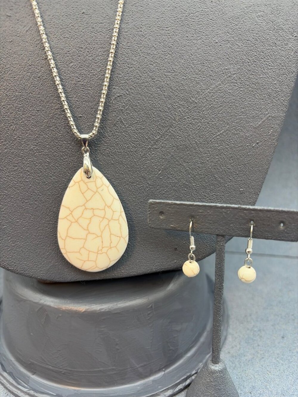 Teardrop Pendant Necklace Earrings 36 In Silver Mesh Chain White Crackle Howlite